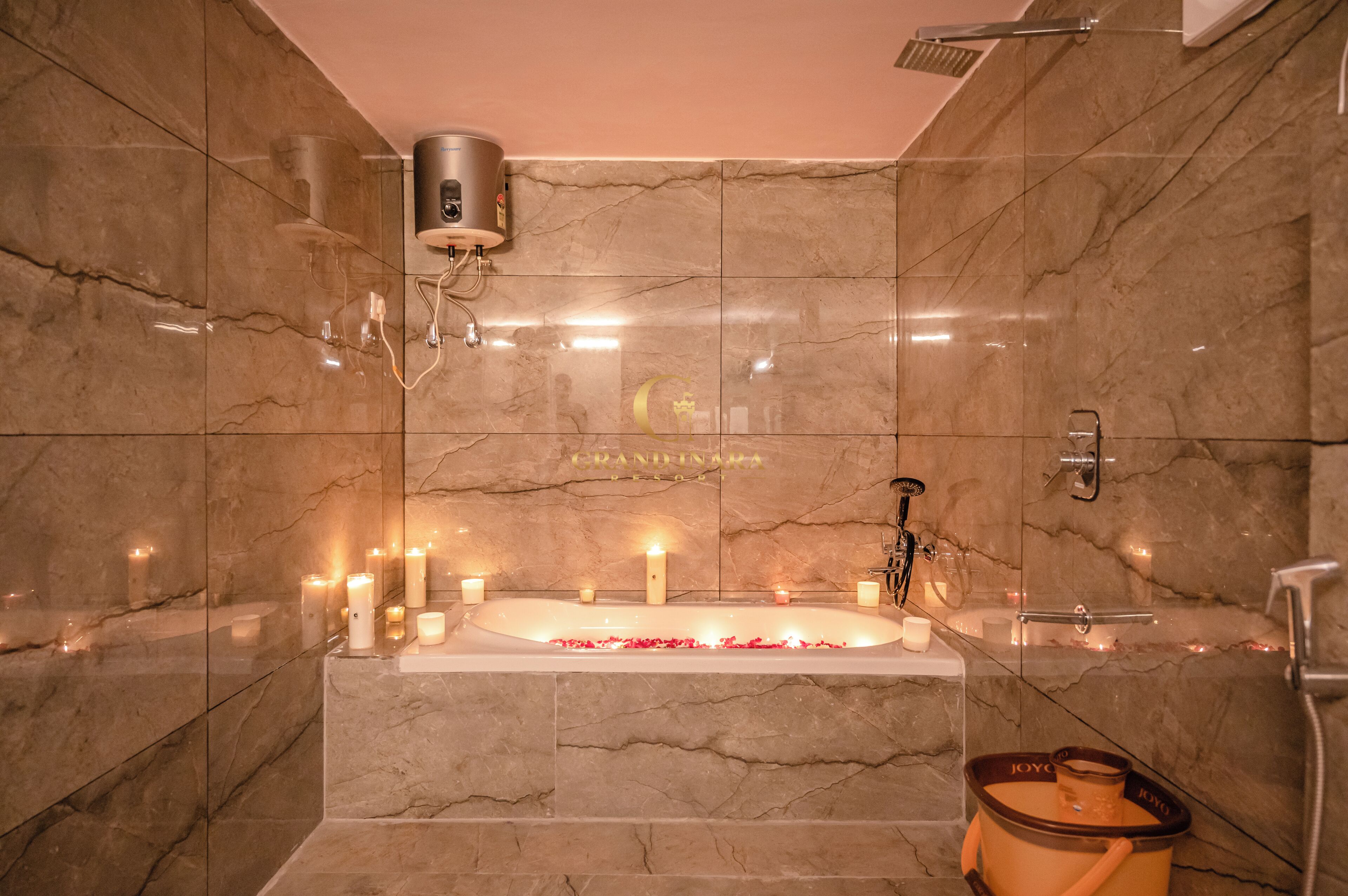 Honeymoon Suite, Desert view | Bathroom | Separate bathtub and shower, free toiletries, hair dryer, towels