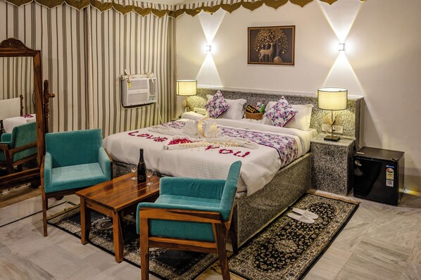 Honeymoon Suite, Desert View | Living area