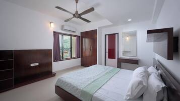 3 bedrooms, iron/ironing board, WiFi, bed sheets