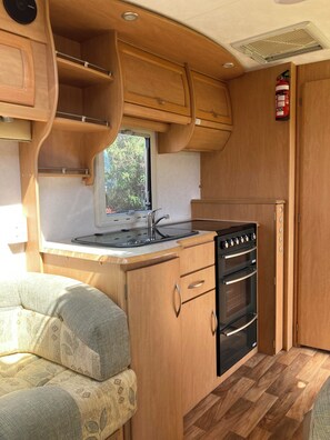 Een oven, een kookplaat, keukenpapier