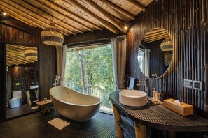 Enam Villa | Bathroom | Separate bathtub and shower, towels, soap, shampoo - Ecosix Bali (Tampaksiring)