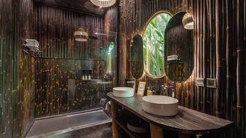 Dome Villa | Badezimmer | Badewanne und Dusche (separat), Handtücher, Seife, Shampoo