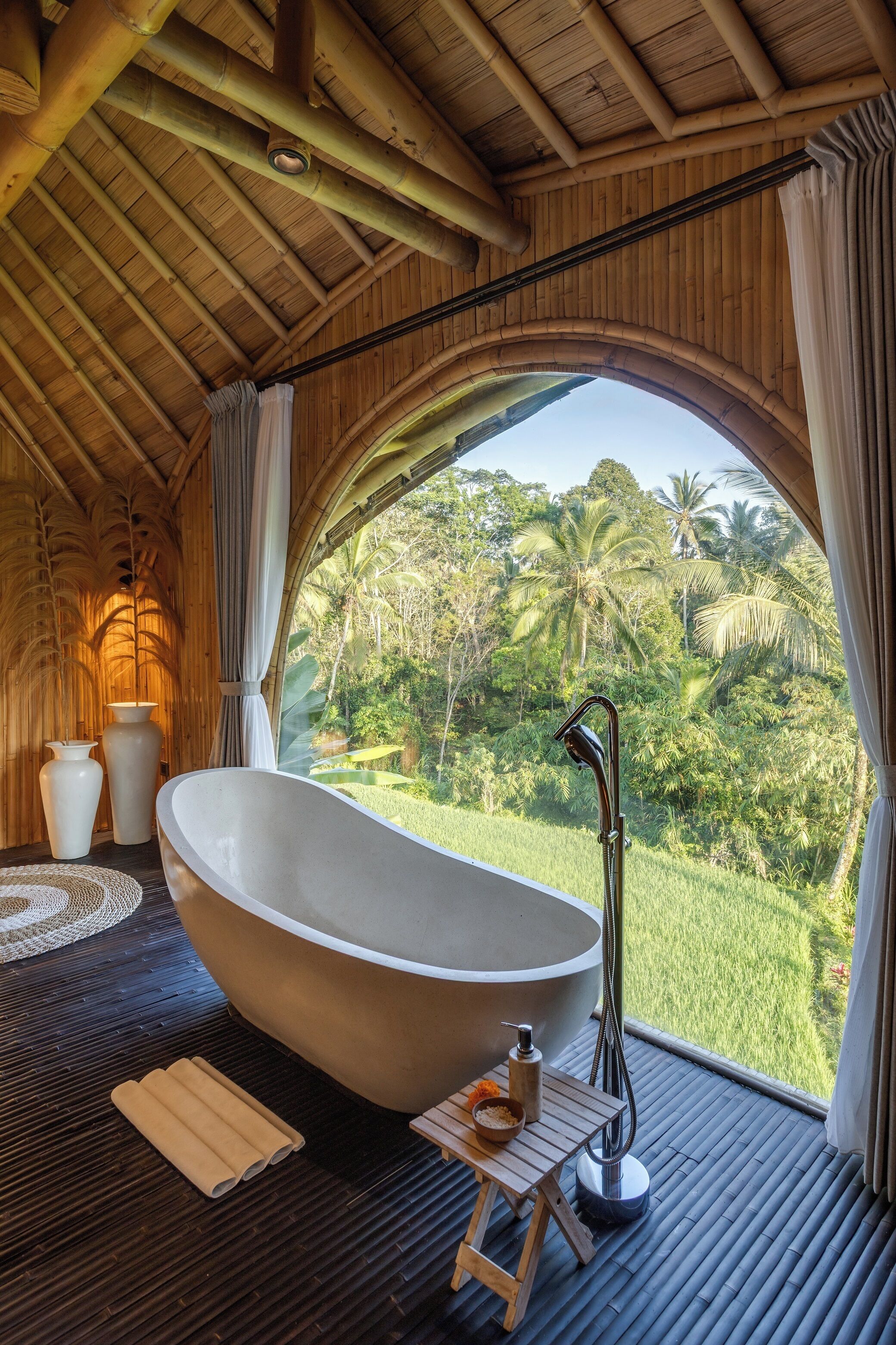 Dome Villa | Salle de bain | Baignoire et douche séparées, serviettes fournies, savon, shampooing