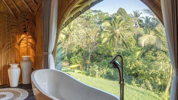Dome Villa | Salle de bain | Baignoire et douche séparées, serviettes fournies, savon, shampooing