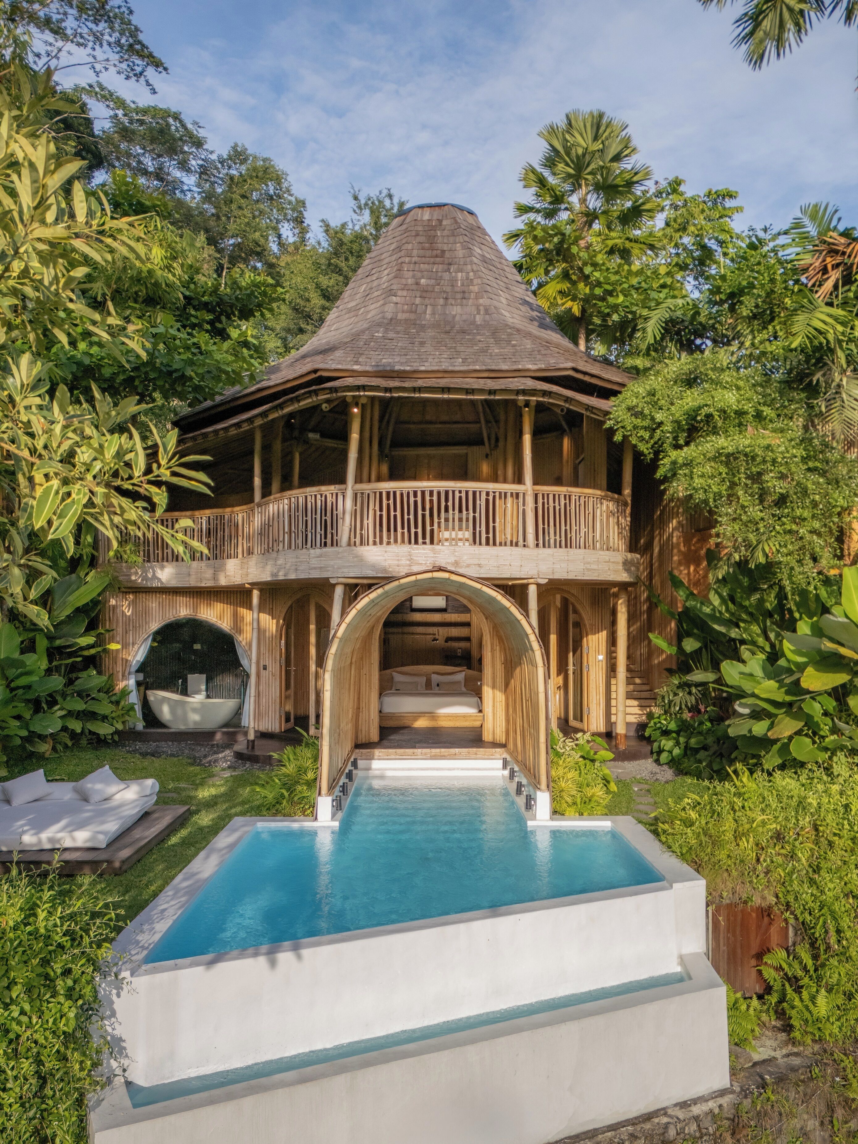 Un resort con piscina, una cama grande y un balcón.