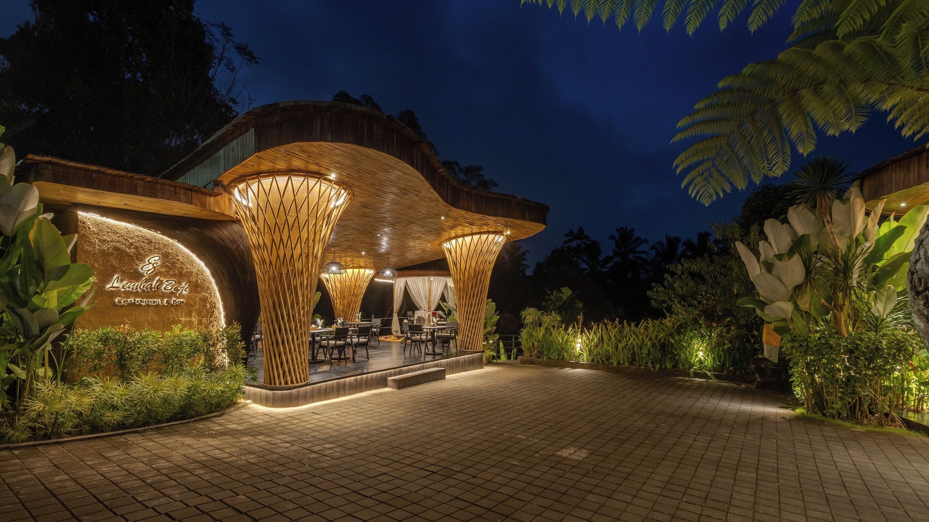 Un restaurante con fachada de madera y una zona de estar cubierta al aire libre.