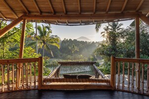 Enam Villa | Premium bedding, pillowtop beds, minibar, desk