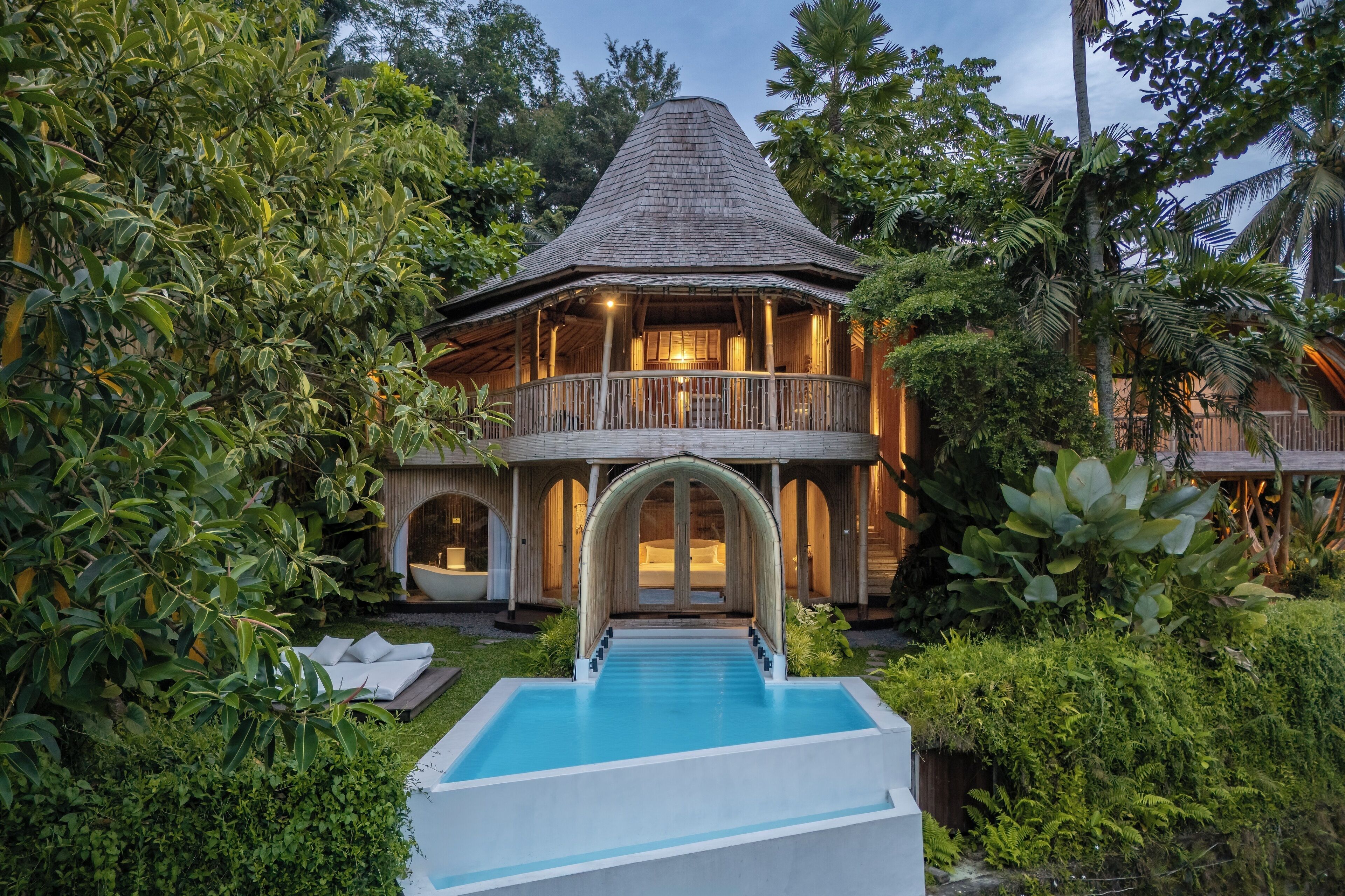 Arch Villa | Premium bedding, pillowtop beds, minibar, desk