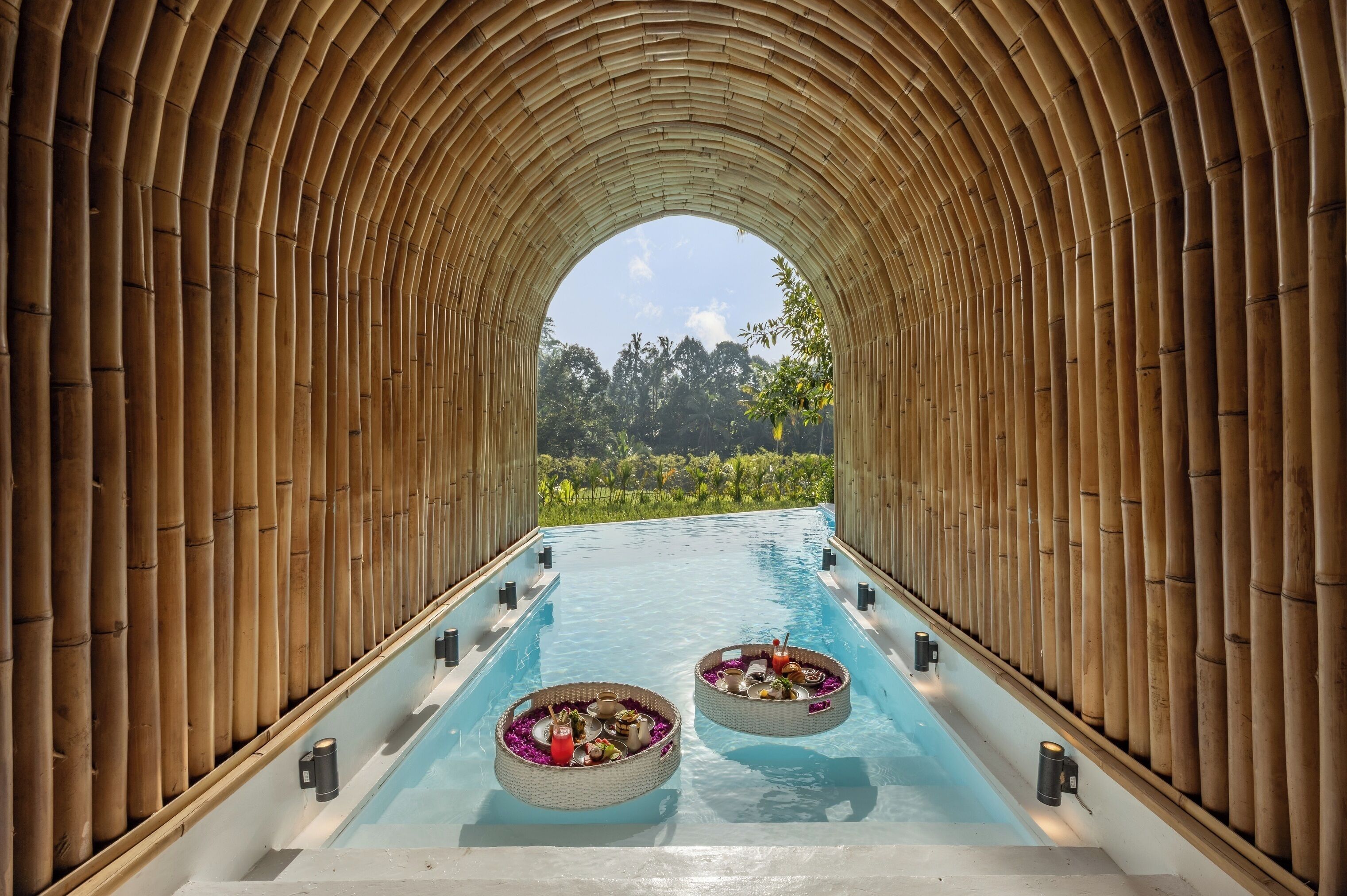 Arch Villa | Seprai premium, bantalan ekstra lembut, minibar, dan meja kerja