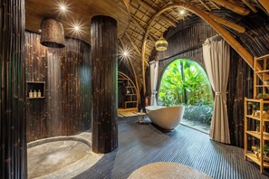 Hut Villa | Bathroom | Separate bathtub and shower, towels, soap, shampoo - Ecosix Bali (Tampaksiring)