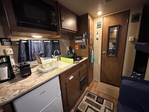 Kühlschrank, Mikrowelle, Herdplatte, Wasserkocher mit Kaffee-/Teezubehör