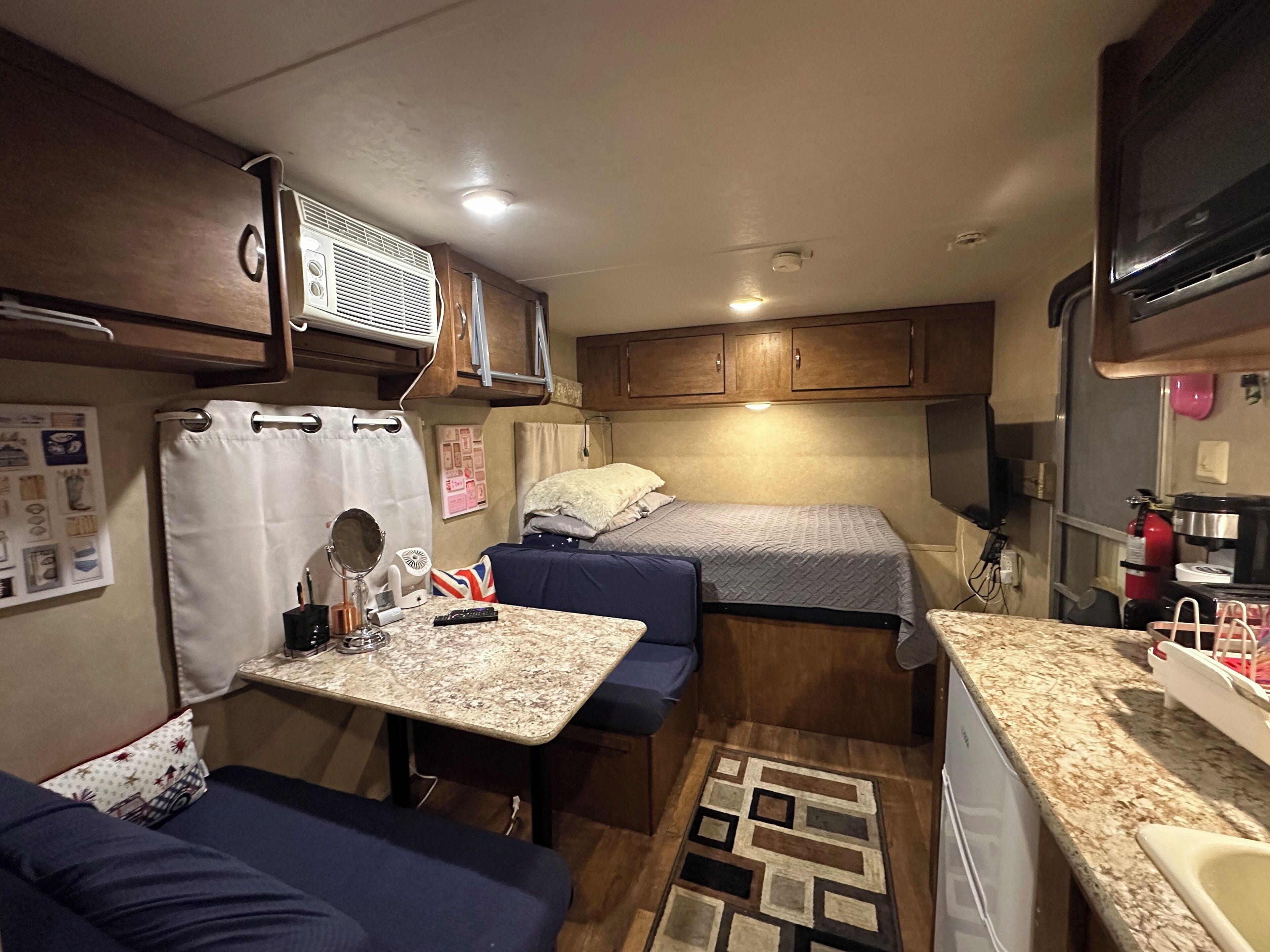 Een strijkplank/strijkijzer, gratis wifi, beddengoed