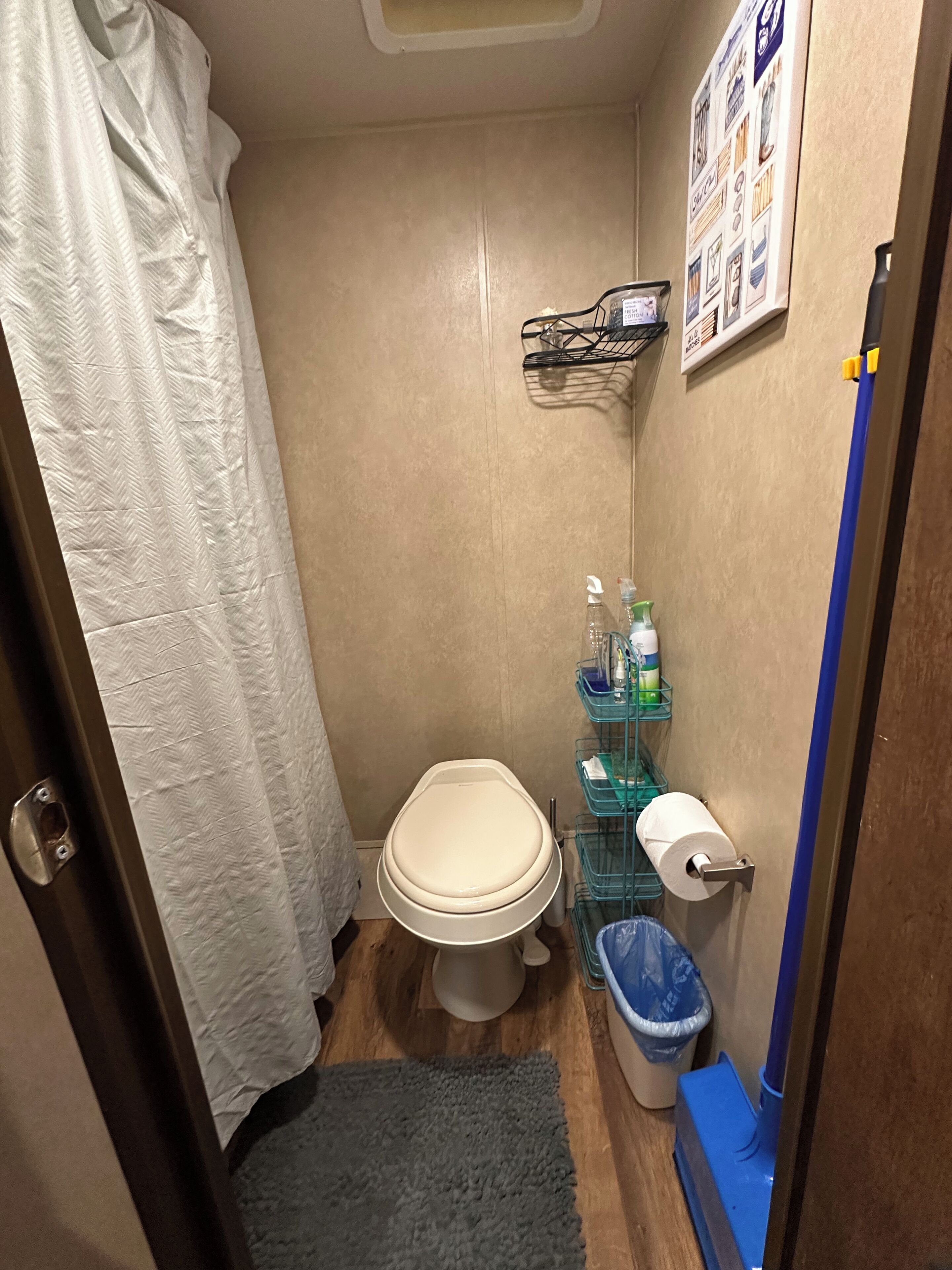 Sèche-cheveux, serviettes fournies, savon, shampoing