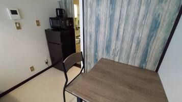 Kylskåp, mikrovågsugn, spishäll och vattenkokare