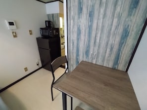 Kylskåp, mikrovågsugn, spishäll och vattenkokare