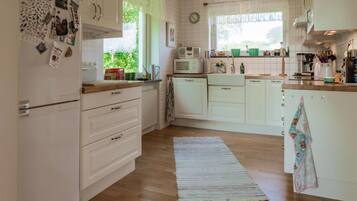 Jääkaappi, liesi, astianpesukone, kahvin-/teenkeitin