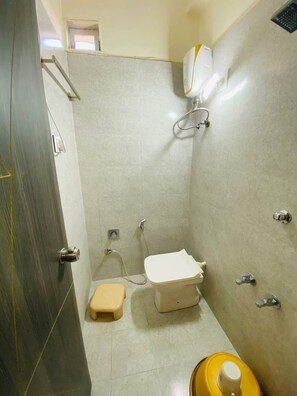 Shower, rainfall showerhead, towels, soap - Goroomgo The Rudra Homestay Gujrat (Garudeshwar)