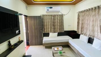 Luxury Room, City View | Soundproofing, free WiFi, bed sheets