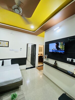 Soundproofing, free WiFi, bed sheets - Goroomgo The Rudra Homestay Gujrat (Garudeshwar)