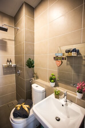 Classic Apartment, Balcony, Garden View | Bathroom | Shower, hair dryer, towels, soap - D'pristine Residence By The One Homestay (Iskandar Puteri)