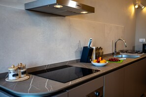 Kühlschrank, Mikrowelle, Ofen, Herdplatte