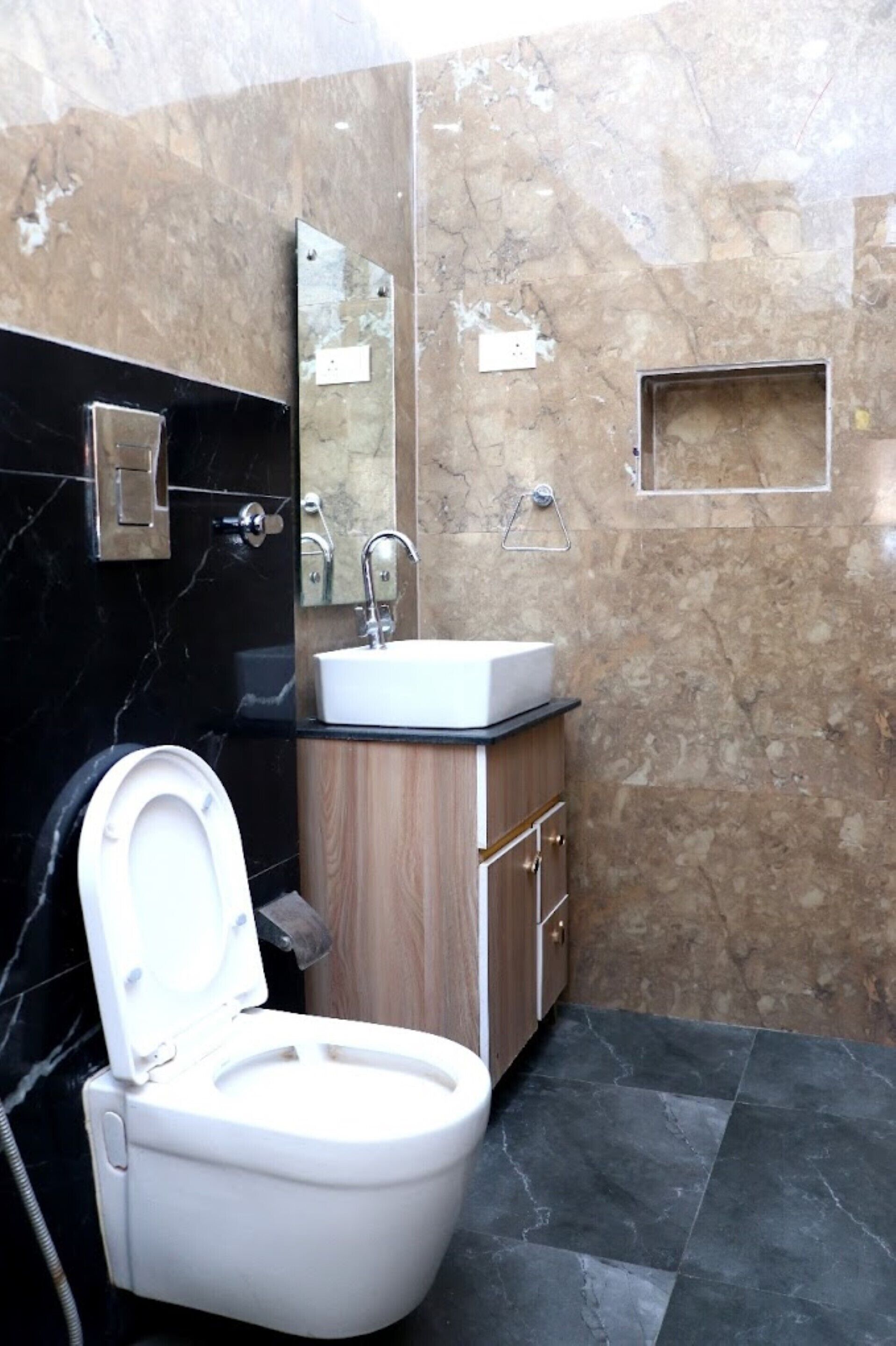 Douche, douche à « effet pluie », serviettes fournies, savon