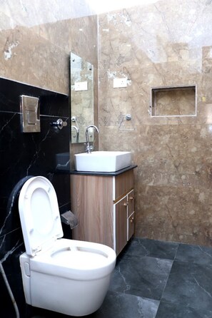 Een douche, een regendouche, handdoeken, zeep