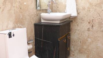 Douche, douche à « effet pluie », serviettes fournies, savon