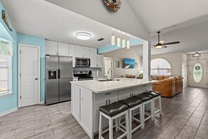 Réfrigérateur, four à micro-ondes, un four, surface de cuisson