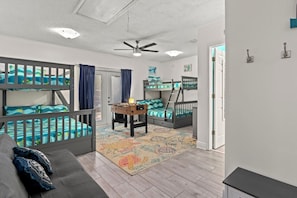 4 habitaciones, escritorio, tabla de planchar con plancha y wifi