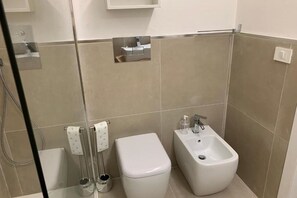 Dusche, Haartrockner, Bidet, Handtücher