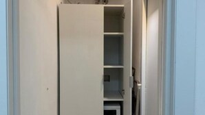 Een wasserette met een wasmachine en een droger.
