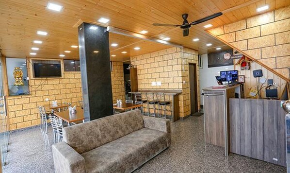 Coin salon dans le hall