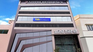 Un immeuble portant une enseigne indiquant « Atithi Residency » et « Fab Hotels ».