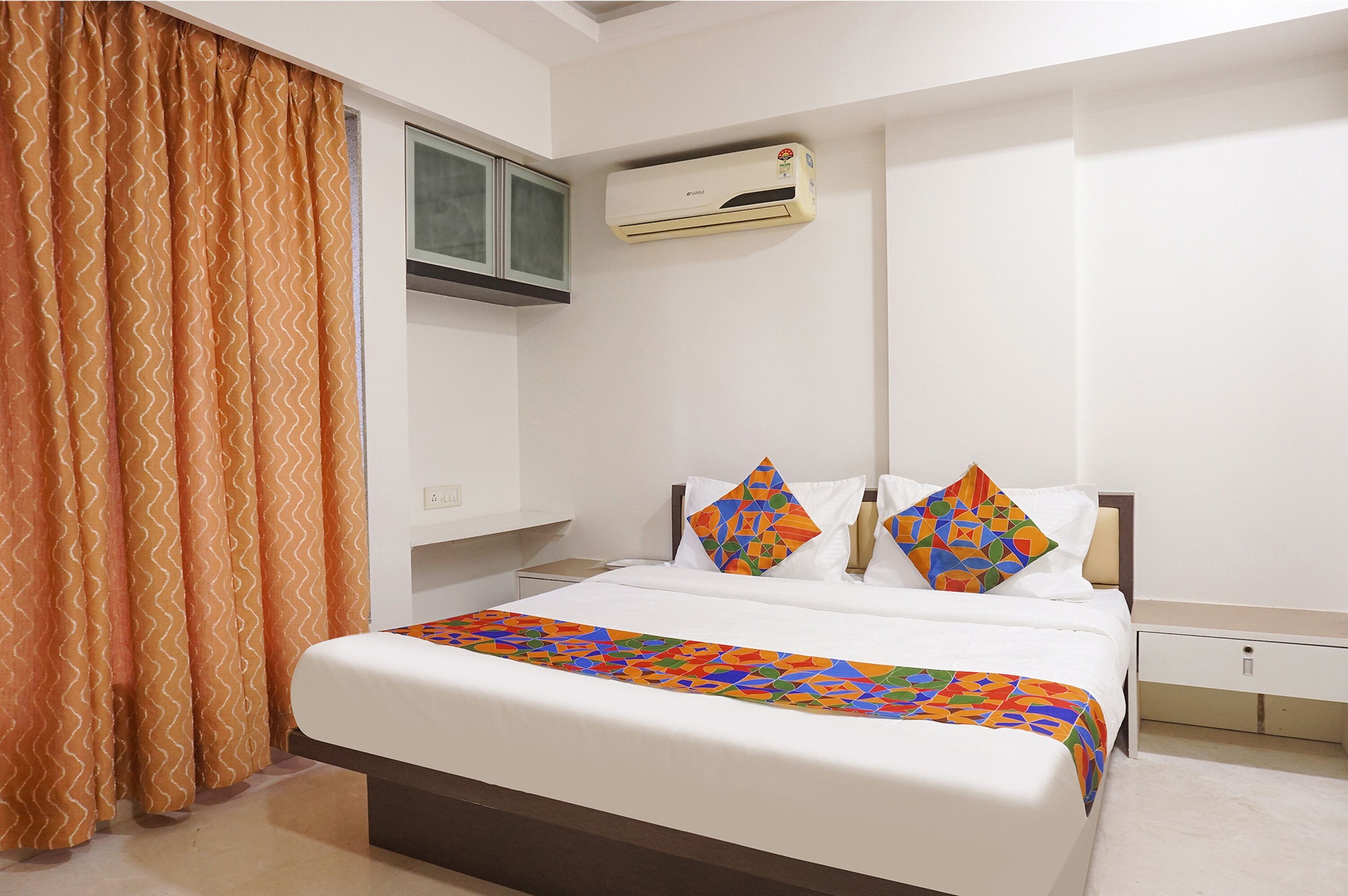 Egyptian cotton sheets, premium bedding, in-room safe, free WiFi