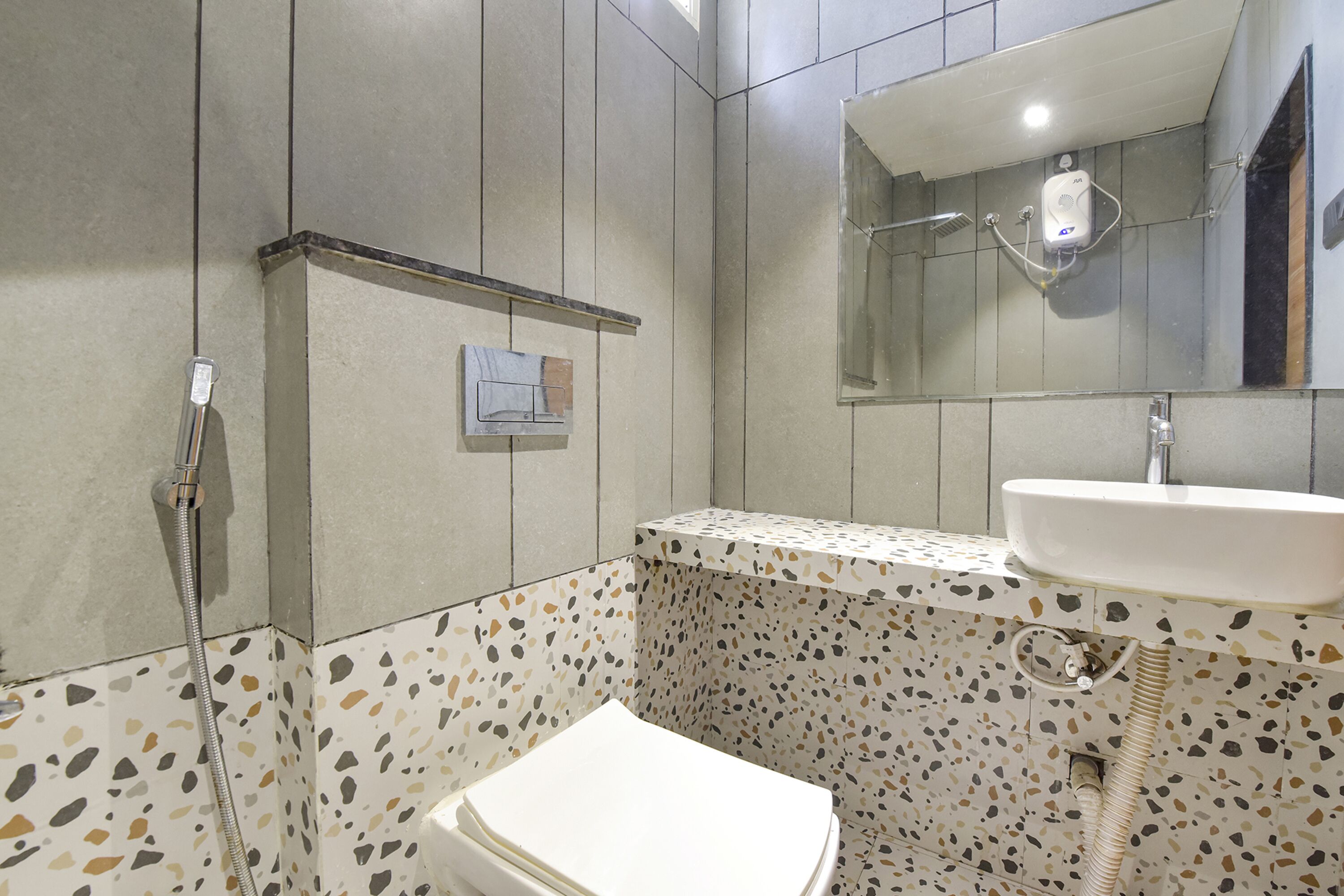 Shower, rainfall showerhead, free toiletries, towels