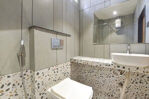 Shower, rainfall showerhead, free toiletries, towels - Fabhotel Kesar (Indore)