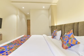 Egyptian cotton sheets, premium bedding, in-room safe, free WiFi - Fabhotel Kesar (Indore)