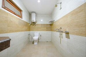 Shower, pancuran hujan, perlengkapan mandi gratis, dan handuk