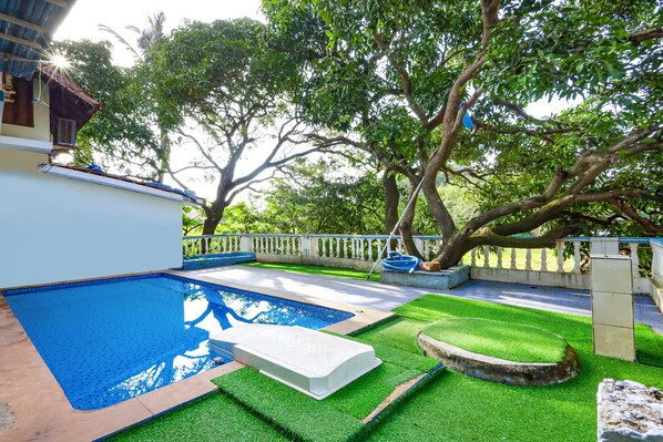 Pool - FabHotel Grand Royal By Casa Dos Reis, 400M From Candolim Beach (Candolim)