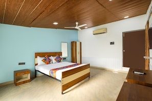 Executive Room | Egyptian cotton sheets, premium bedding, in-room safe, soundproofing - FabHotel Grand Royal By Casa Dos Reis, 400M From Candolim Beach (Candolim)