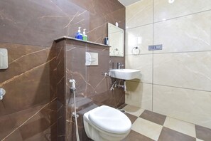 Deluxe Room | Bathroom | Shower, rainfall showerhead, free toiletries, towels - Fabhotel Elite (Dehradun)