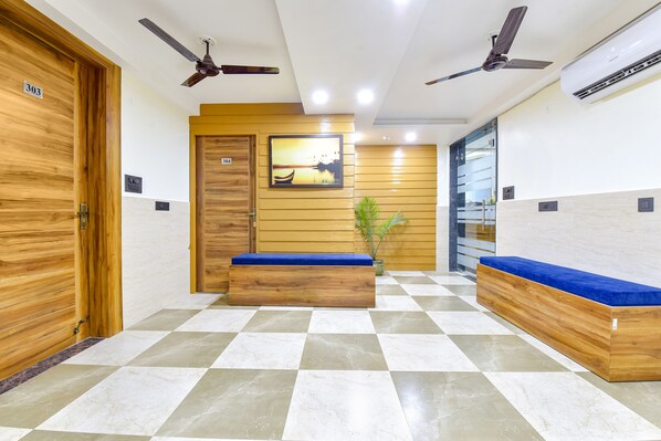 Coin salon dans le hall