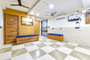 Lobby sitting area - Fabhotel Elite (Dehradun)