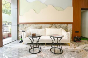 Coin salon dans le hall