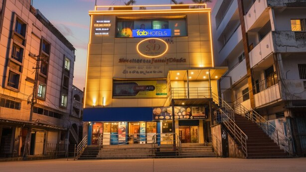 Un hotel con una fachada moderna, varios pisos y una escalera que conduce a la entrada.