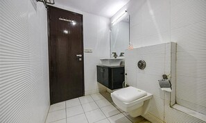Shower, rainfall showerhead, free toiletries, towels - Fabhotel Swiss International (New Delhi)