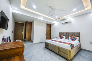 Egyptian cotton sheets, premium bedding, in-room safe, free WiFi - Fabhotel The Grand Velvet (Noida)