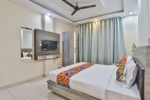 Egyptian cotton sheets, premium bedding, in-room safe, free WiFi - Fabhotel Ls Grand (Varanasi)