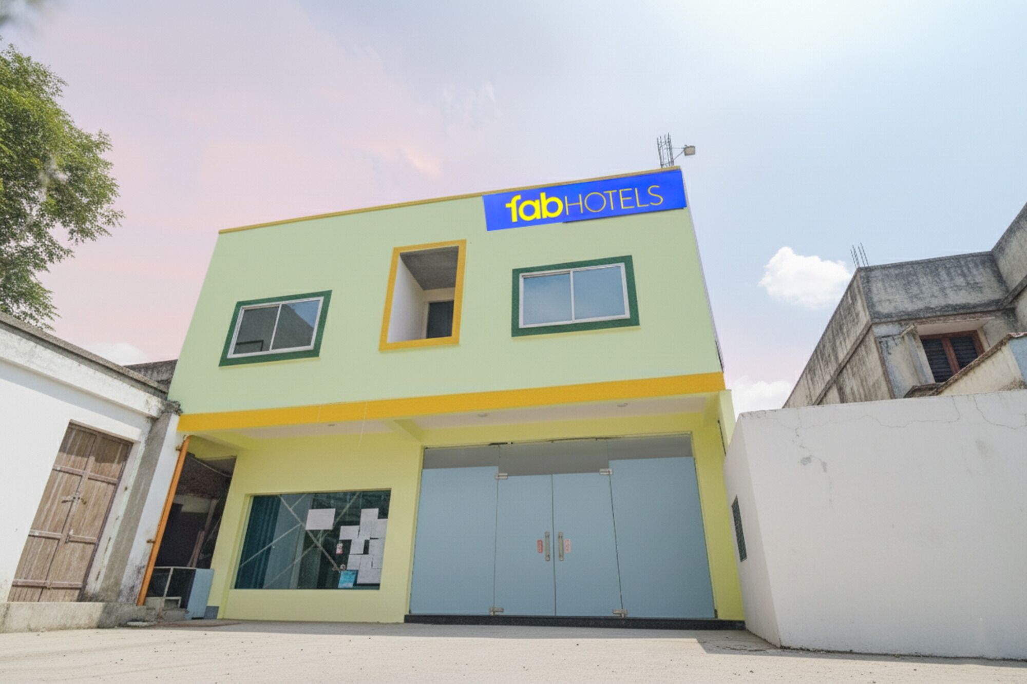 Pintu masuk properti